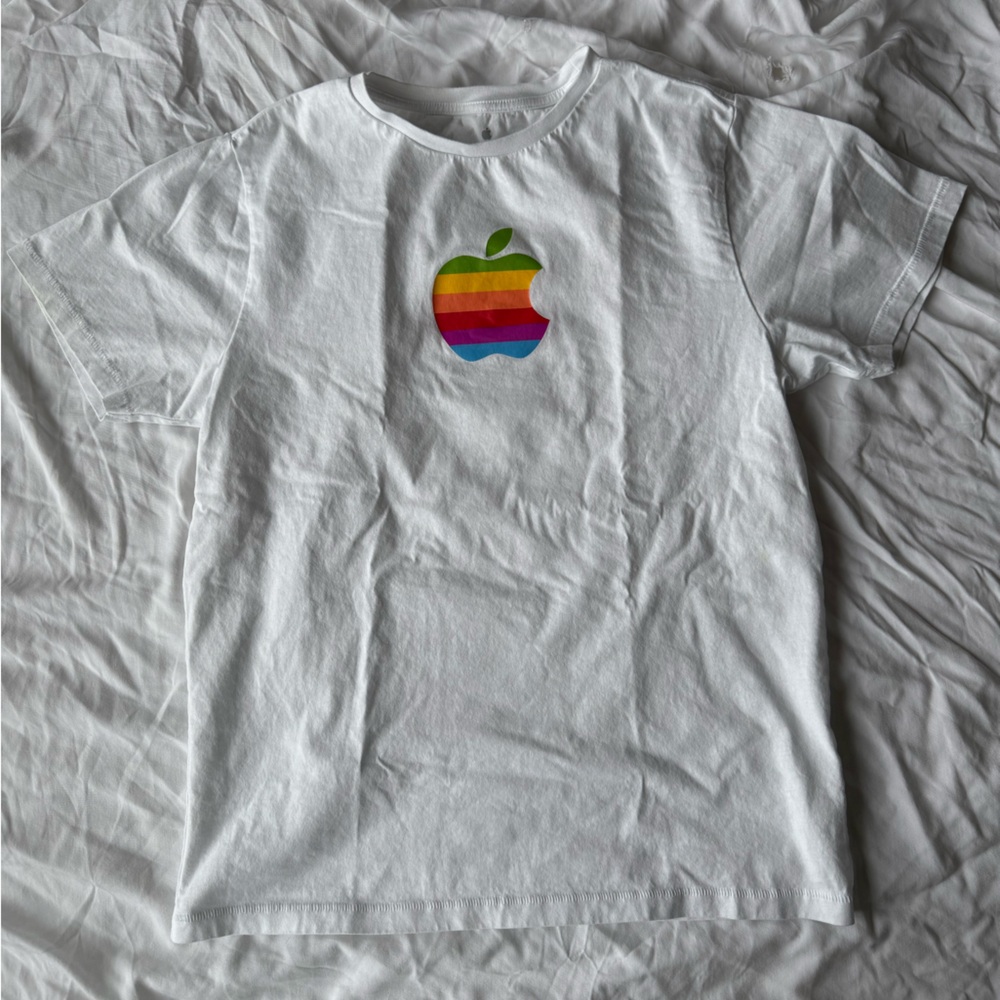 Apple Park Exclusive 2023 Holiday Collection White Tee Sz. S
